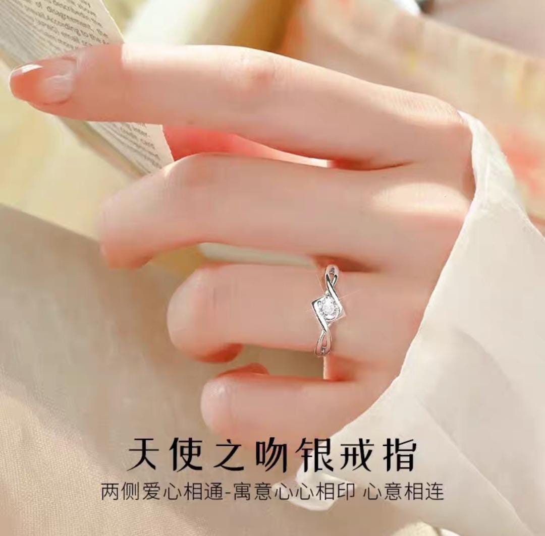 Elegant Silver-Tone Twist Ring with Shimmering Center Stone – Stylish & Timeless Gift