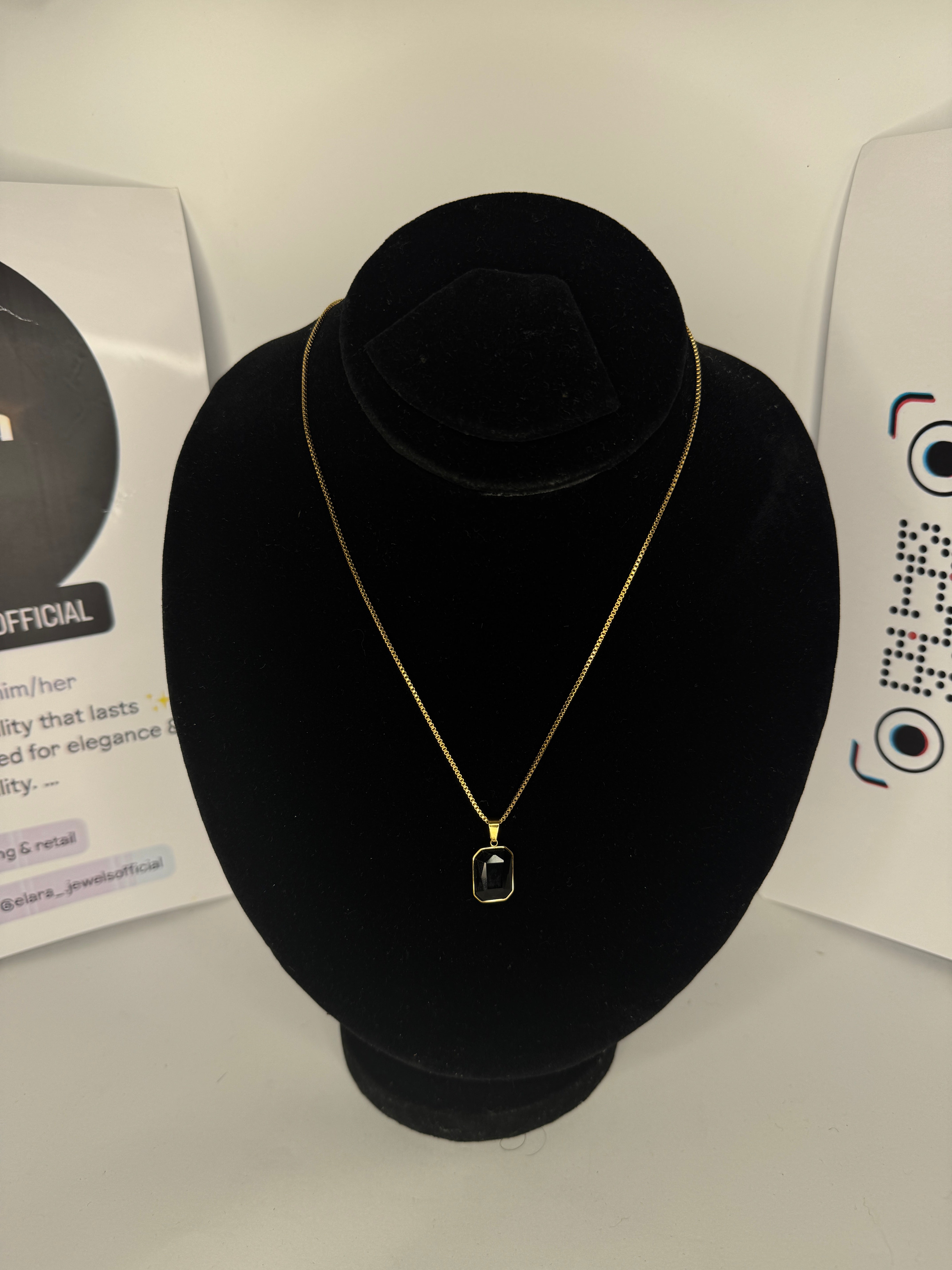 3D SQUARE STONE NECKLACE